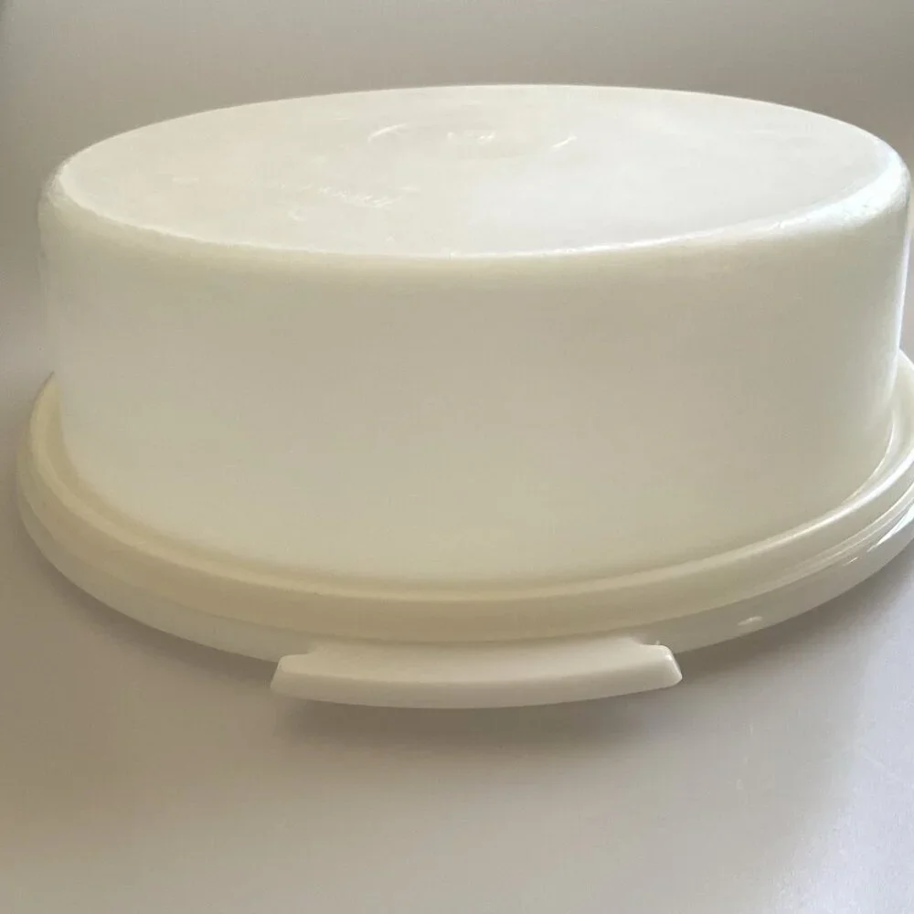 Tupperware vintage cake